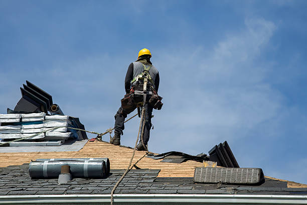 Professional Gutter Installation technician working in Glencoe, IL